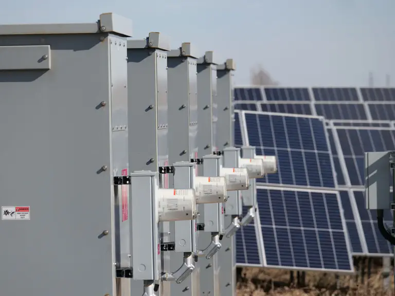 Solar Batteries vs Generators: Which Saves More Money?